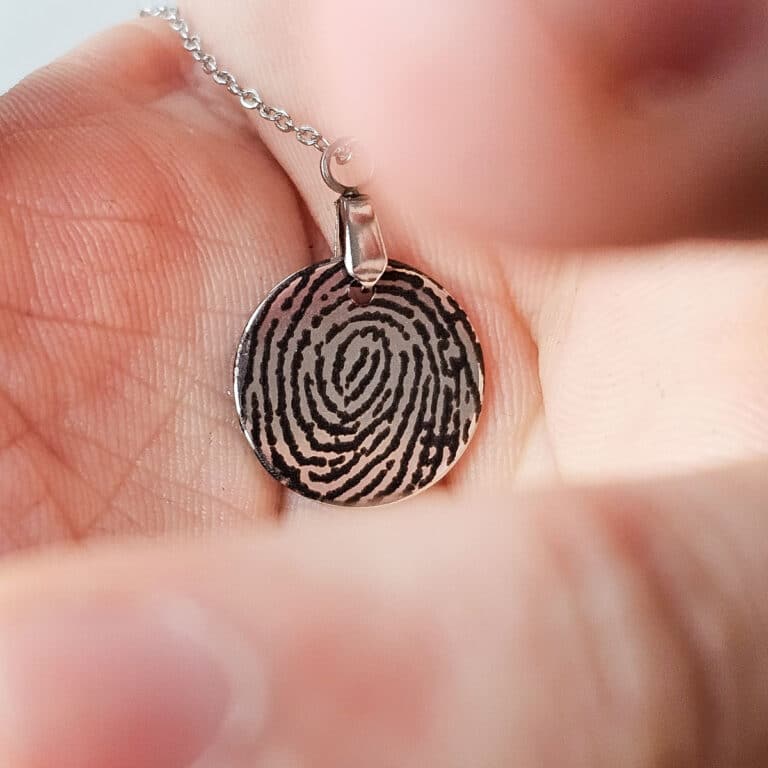 halskette mit rundem anhaenger in hand von Lieblingsgravur min | Lieblingsgravur – Personalisiert und Bedeutungsstark: Schmuck mit Fingerabdruck-Gravur