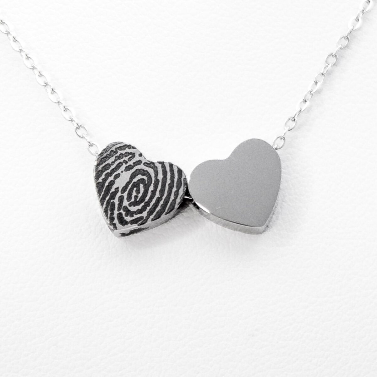Fingerabdruck-Halskette mit zwei Herzanhängern von Lieblingsgravur